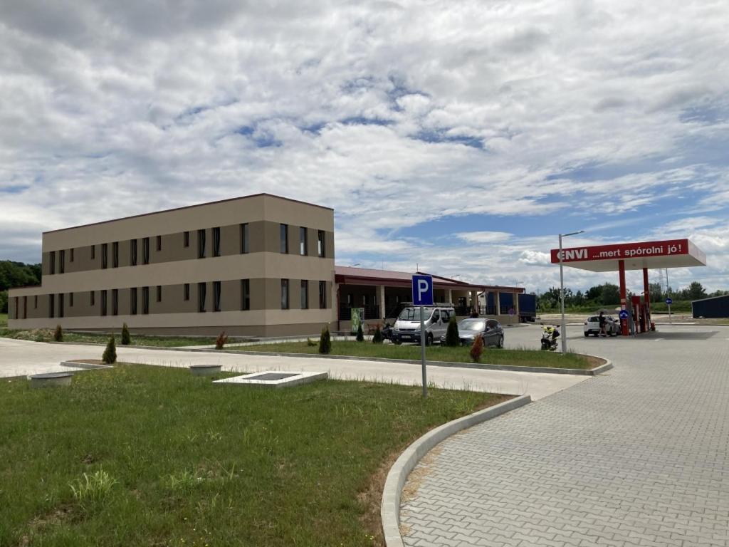 M70 Panzio Szemenyecsörnye Buitenkant foto